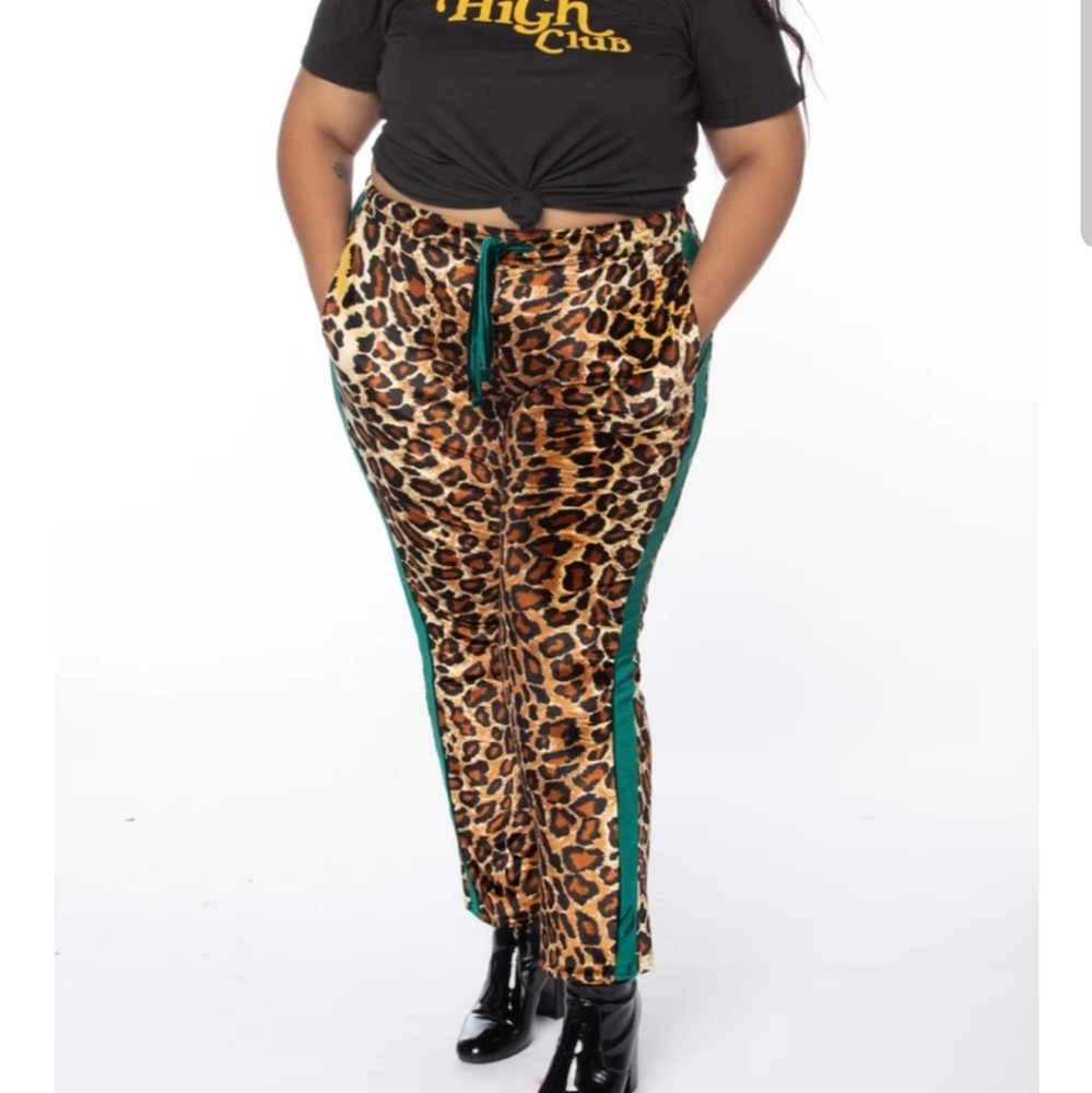 Solstice Intimates Velvet Joggers in Cheetah